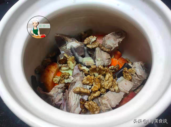 冬天，蘋果和核桃一起煮，我家一週喝一回，很多人還不懂有什麼用