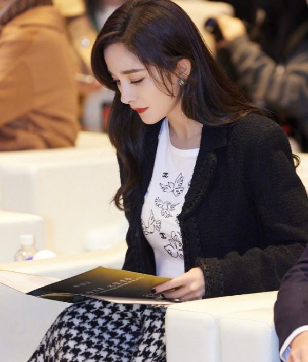 楊冪升官後發言太霸氣！穿職場裝帶名媛範，簡約風穿出滿滿高階感