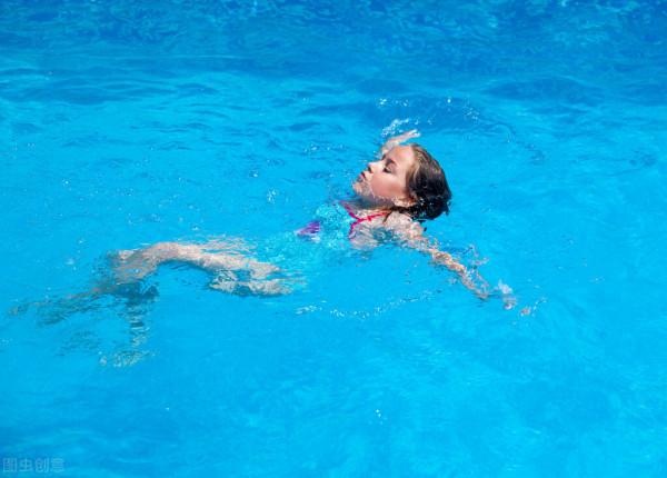 游泳初學者要先學會哪種泳姿？