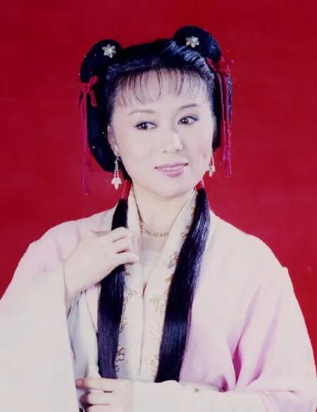 “黃梅歌后”吳瓊：42歲嫁小15歲老公，跟公婆做朋友，59歲似凍齡