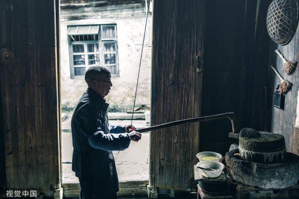 困在光伏裡的老人:失去土地痛罵“敗家子”拿出養老本還貸 困在光伏裡的老人:失去土地痛罵“敗家子”拿出養老本還貸