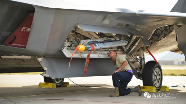 美國F-22戰鬥機機翼下現神秘吊艙，可能為強化猛禽趟路？
