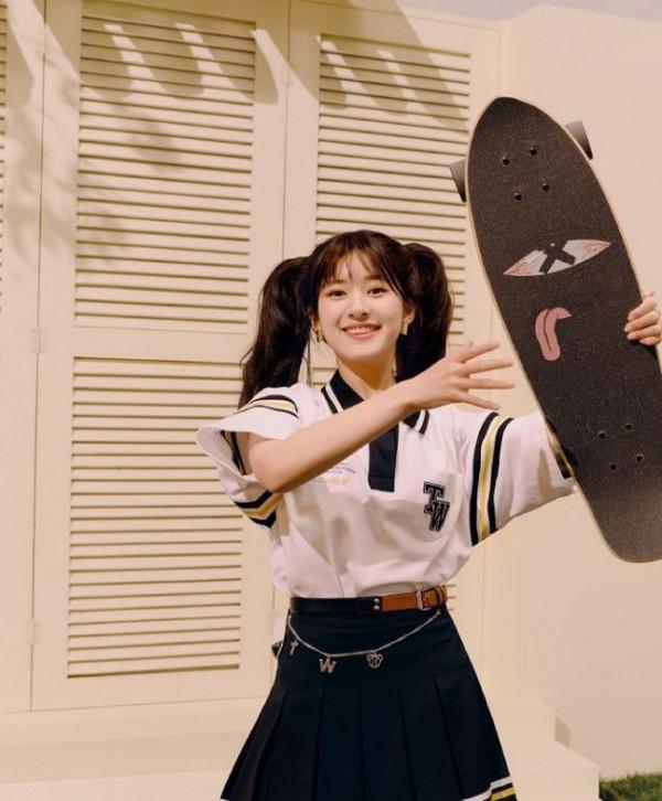 趙露思的“肉肉臉”挺吃香的，穿學院風套裝清純動人，越看越好看