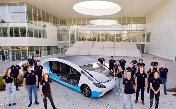 不用充電一天跑 730 公里！全球首款太陽能電動房車問世