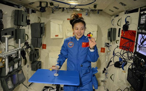 王亞平出征太空，女兒太過想念媽媽，委屈地問老師：可以抱抱你嗎