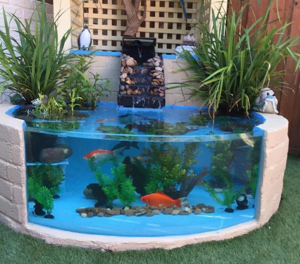 不要水泥和磚頭，他自制石籠網做魚池，旁邊留卡座，好好坐著欣賞