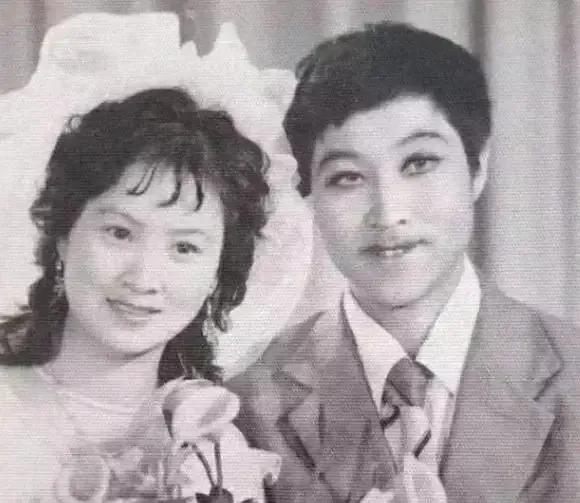 &OpenCurlyDoubleQuote;媽，你當初是怎麼看上我爸的？&rdquo;網友曬父母結婚照，讓人笑劈了