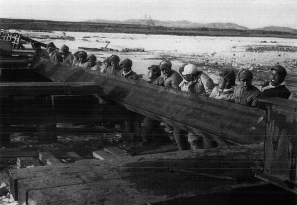 “人螺絲”史阜民：用身體做鋼軌螺釘，保證18列軍車全部安全透過