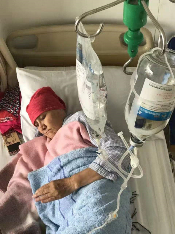 包貝爾回應抄襲，稱根據原型人物改編，當事人曬母親住院照慘遭罵