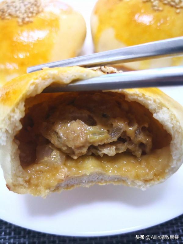 蒸包子吃膩了試試烤包子吧，外酥裡軟又多汁，搭配蘿蔔湯，助消化