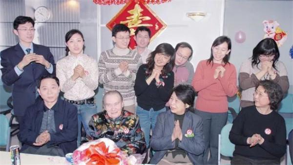 周總理去世21年後,銀行查賬發現他名下有1.2萬英鎊,這是誰存的 周總理去世21年後,銀行查賬發現他名下有1.2萬英鎊,這是誰存的