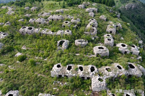 無人機看到濟南一山頂上佈滿了洞口,山下的村民也不知道始於何時 無人機看到濟南一山頂上佈滿了洞口,山下的村民也不知道始於何時