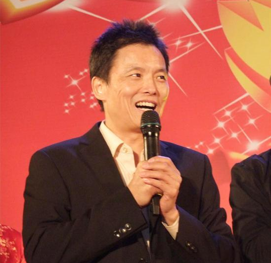 65歲戲骨和洋老婆秀恩愛!稱找不起中國妻否認拿綠卡,三胎剛半歲 65歲戲骨和洋老婆秀恩愛!稱找不起中國妻否認拿綠卡,三胎剛半歲