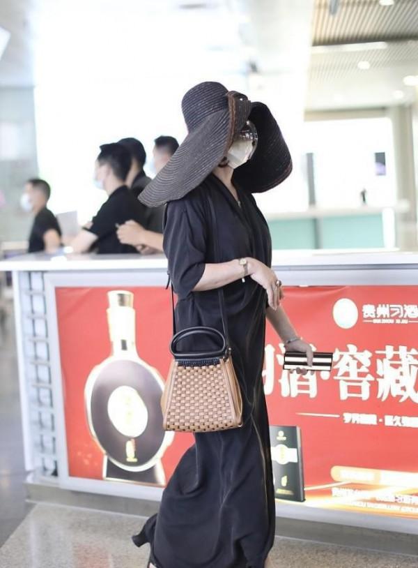 金星穿衣挺高調，雖然顏色挺樸實的，但長裙配大簷帽好似貴婦