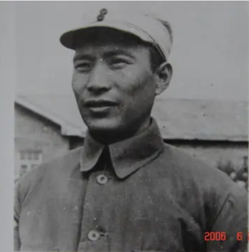 他是成都軍區原司令，64歲任四川省委書記，官至正部級，終年82歲