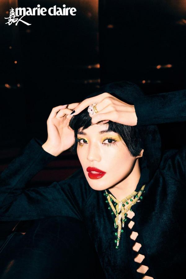 舒淇《嘉人》2022開年封封面釋出 心有猛虎細嗅薔薇