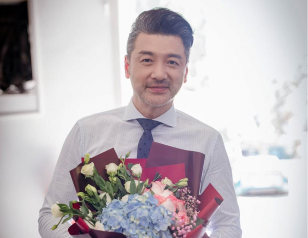 45歲才憑“佟年爸”走紅，一年16部待播劇，下一個叔圈頂流？