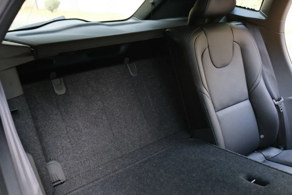 二手沃爾沃 V40：十萬級的品質代步車，安全又省心