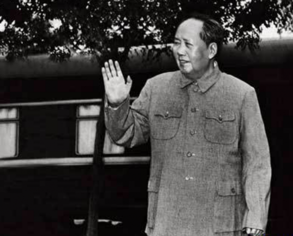 王震探病鄧寶珊，談話期間提及毛主席，建議鄧寶珊給主席“送禮”