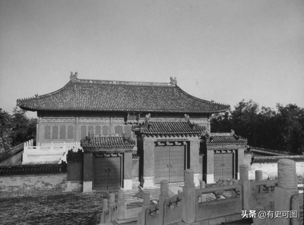 1946年的午門外停滿了汽車，太和殿上放著袁世凱的“西洋寶座”