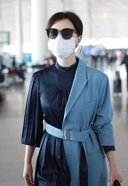 陳數氣質真好,身穿西裝拼接連衣裙搭配長筒靴,時髦又減齡 陳數氣質真好,身穿西裝拼接連衣裙搭配長筒靴,時髦又減齡