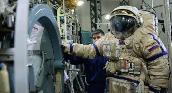 宇航員上太空為什麼要帶手槍？帶手槍防誰？手槍在太空中管用嗎？