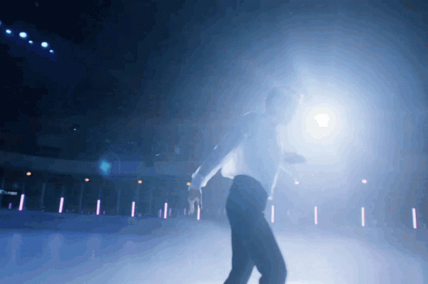 為什麼長得美的、帥的，最近都穿著FENDI玩滑雪