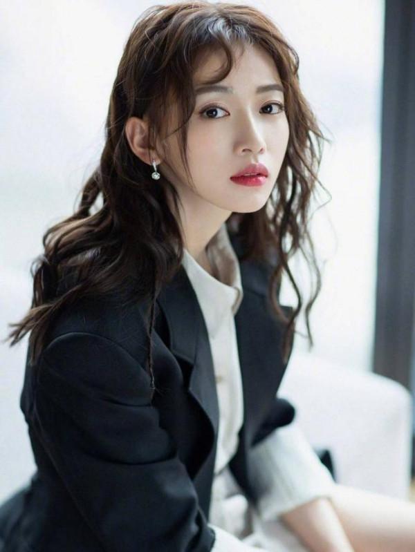 新晉女星吳謹言感情路坎坷，交了多個男友皆是渣男？還曾被家暴