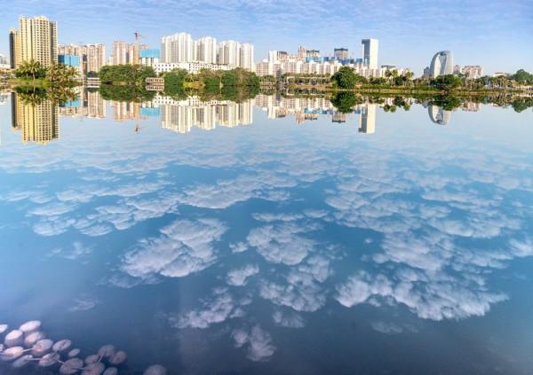 紅城湖公園美麗的倒影