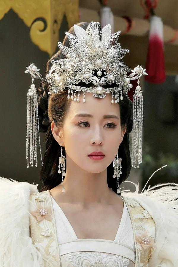 「盤點」古裝女主發冠大賞 趙麗穎的最華麗繁複 譚松韻跟宣璐撞款 「盤點」古裝女主發冠大賞 趙麗穎的最華麗繁複 譚松韻跟宣璐撞款