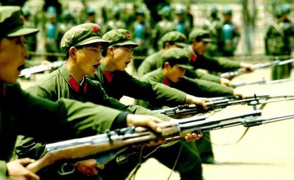 一顆紅星頭上戴，革命紅旗掛兩邊。穿65式軍裝的解放軍威武霸氣