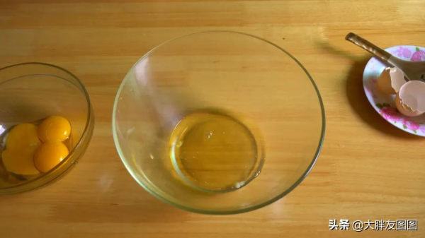 沒秤，沒打蛋器，沒烤箱，如何做出蓬鬆的無油蛋糕？