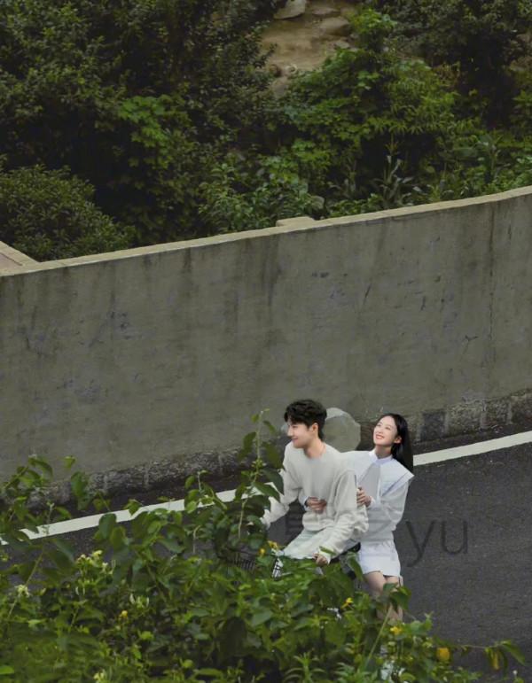 趙麗穎校花和王一博校草的甜蜜愛戀，王炸姐弟絕配