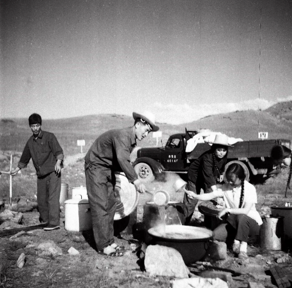 饑荒年代的土豆“大會餐”丨老照片裡的“兩彈一星”故事