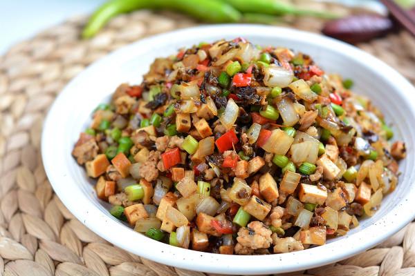 家裡蔬菜不多很適合做這道小炒,幹香脆嫩味足,拌米飯能多吃半碗 家裡蔬菜不多很適合做這道小炒,幹香脆嫩味足,拌米飯能多吃半碗