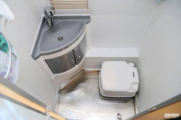 少女心配蒂芙尼藍，嫩你一臉，網紅小姐姐訂製款大通V90房車