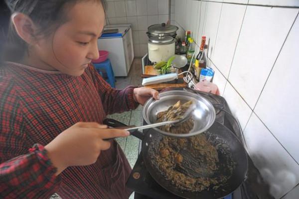 父親離家，母親殘疾，小小年紀擺攤賣烤串，自救之路令人淚奔