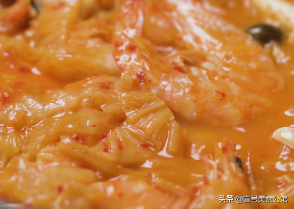 韓式風味的辣白菜燴大蝦,搭配菌菇一起炒,鮮香營養,家人都愛吃 韓式風味的辣白菜燴大蝦,搭配菌菇一起炒,鮮香營養,家人都愛吃