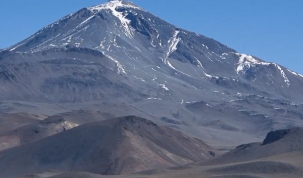 1999年,考古隊登6700米山頂,發現冰凍500年少女,面貌完好彷彿睡著 1999年,考古隊登6700米山頂,發現冰凍500年少女,面貌完好彷彿睡著