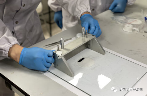 南洋理工大團隊開發出可生物降解“紙電池”：埋土裡一個月內完全分解