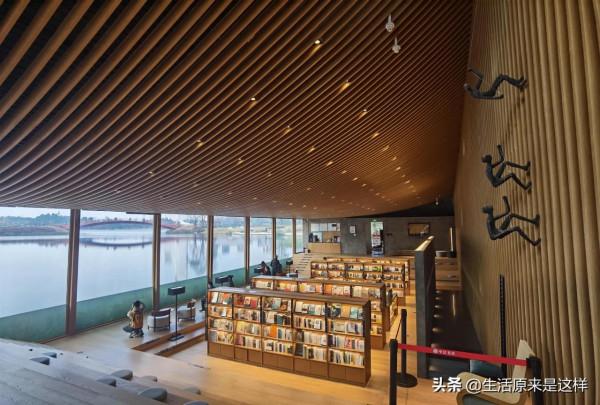 一本從天上掉落的書