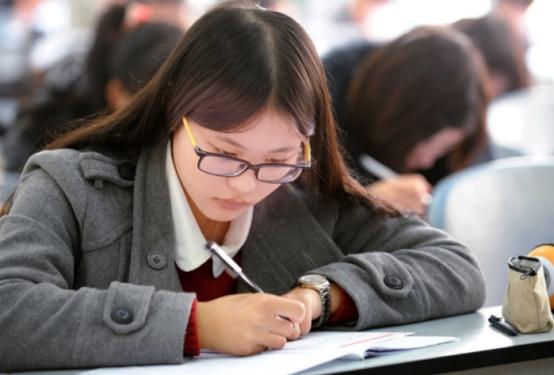 山東大學再出輿論,背景牆上出現“錯別字”,網友:英語課白上了 山東大學再出輿論,背景牆上出現“錯別字”,網友:英語課白上了