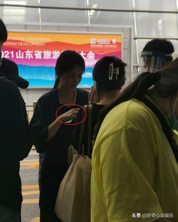 44歲海清外出被偶遇,臉型小巧身材消瘦,長髮造型獲網友稱讚 44歲海清外出被偶遇,臉型小巧身材消瘦,長髮造型獲網友稱讚