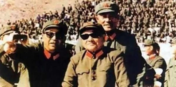 1981年鄧小平當選軍委主席，觀摩演習後，在主席臺發表歷史性講話