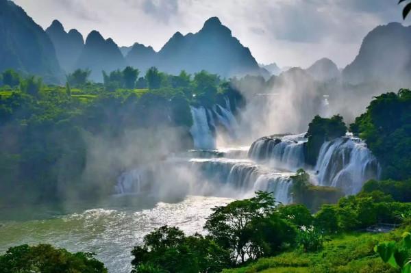 遊覽通靈大峽谷，擁有原生態的自然景觀，瀑布壯觀，峽谷高深