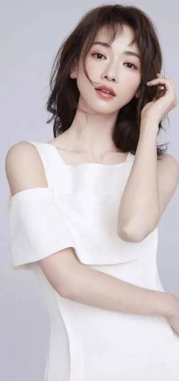 吳謹言，清心靚麗清純脫俗