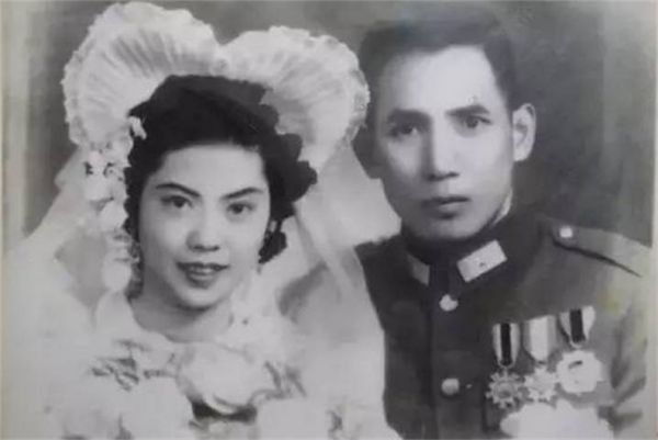 妻子苦守27年，換來黃維出獄後的一聲“滾”，精神失常後跳河自盡