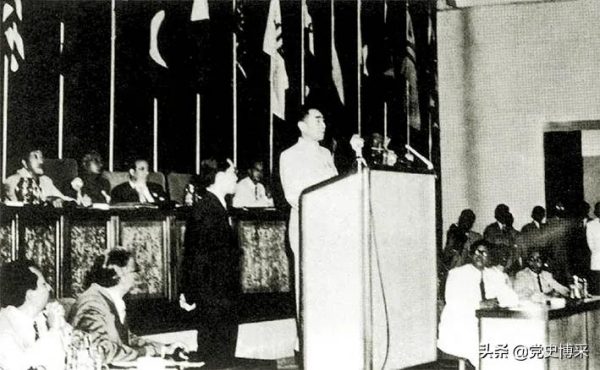 新中國恢復聯合國合法席位後，毛澤東明確指示喬冠華：要算賬，算美國日本的賬