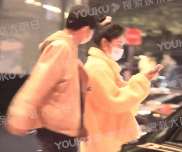 周潔瓊與神秘男子同回小區,兩人摟肩過馬路,工作室回應戀情傳聞 周潔瓊與神秘男子同回小區,兩人摟肩過馬路,工作室回應戀情傳聞