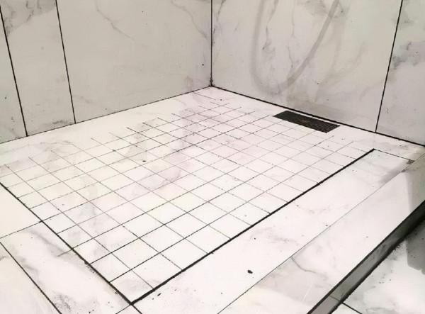 衛生間地面不要再貼瓷磚了，第一次見這種設計，太聰明瞭